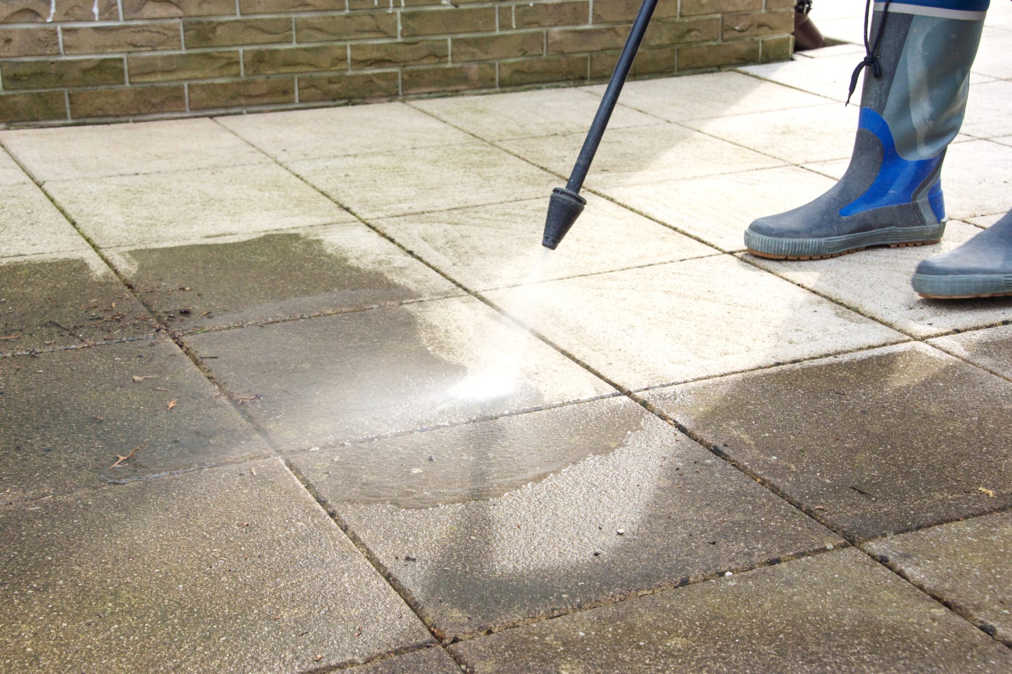 Outdoor floor cleaning terrace with high pressure water jet